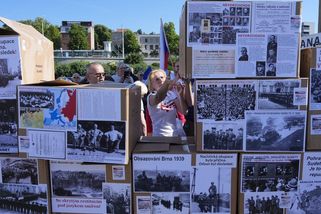 FOTO: „Sudeťáci neprojdou.“ Komunisté v Brně postavili barikádu z krabic - Novinky